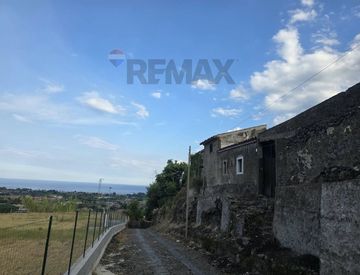 Foto 1 di 5 - Rustico, casale in Vendita in Vico Primo di Via Madonna della Libertà 7 a Giarre