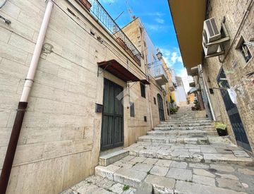 Foto 1 di 10 - Casa indipendente in Vendita in Via Domenico Cotugno 29 a Canosa di Puglia