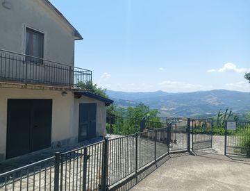 Facciata - Casa indipendente in Vendita in Località Stadera 16 a Alta Val Tidone