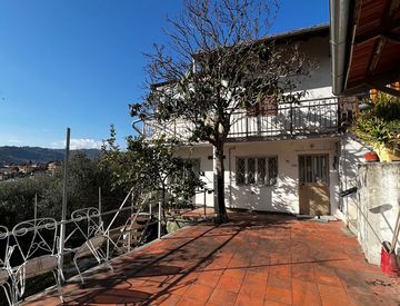 Foto 1 di 27 - Casa indipendente in Vendita in Salita San Martino 19 a Imperia