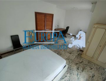 Camera da letto - Quadrilocale in Affitto in Via Fratelli Rosselli 15 a Pisa