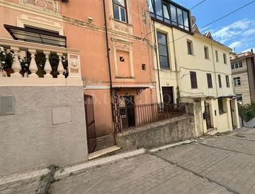 Foto 1 di 18 - Casa indipendente in Vendita in Via Milano a Catanzaro