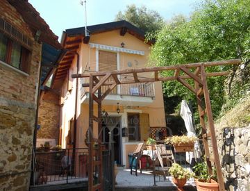 Foto 1 di 15 - Casa bifamiliare, trifamiliare in Vendita in Frazione Brunetti 17 a Camporosso