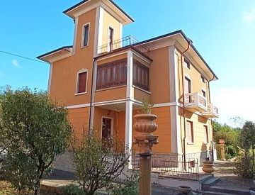 Foto 1 di 53 - Villa in Vendita in Corso Giuseppe Garibaldi 1 a Gattinara