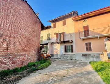 Facciata - Casa bifamiliare, trifamiliare in Vendita in Via Marchesi Roero di Cortanze 52 a Cortanze