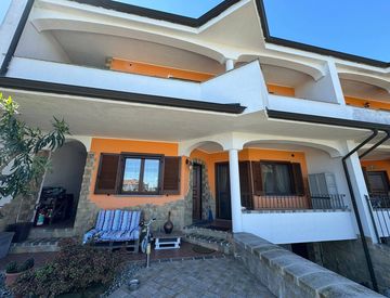 Foto 1 di 28 - Casa bifamiliare, trifamiliare in Vendita in Via Podgora a Santhià