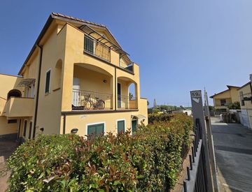 Foto 1 di 28 - Bilocale in Vendita in Via Aurelia a Riva Ligure