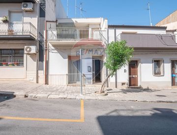 Foto 1 di 26 - Casa indipendente in Vendita in Via Casmene 13 a Comiso