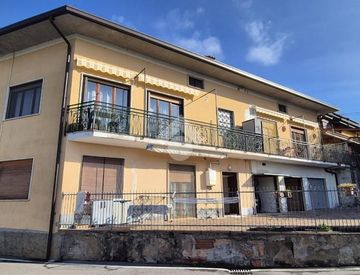 Facciata - Trilocale in Vendita in Via Gaverini 9 a Cenate Sopra