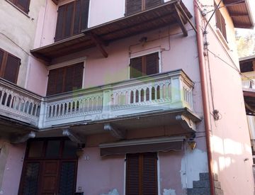 Foto 1 di 14 - Casa indipendente in Vendita in Via al Castello a Serravalle Sesia