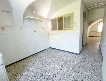Foto 1 di 15 - Trilocale in Vendita in Via Dante Alighieri 22 a Dolceacqua