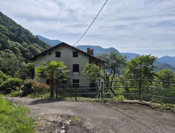 Foto 1 di 16 - Trilocale in Vendita in Via Sacro Monte 12 a Varallo