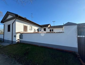 Foto 1 di 41 - Casa bifamiliare, trifamiliare in Vendita in Corso Giuseppe Rigola 122 a Vercelli
