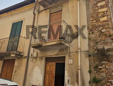 Vista - Casa indipendente in Vendita in Via Cappuccini 6 a Barcellona Pozzo di Gotto