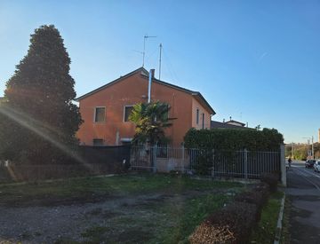 Facciata - Casa bifamiliare, trifamiliare in Vendita in Via Emilia 18 a Stradella