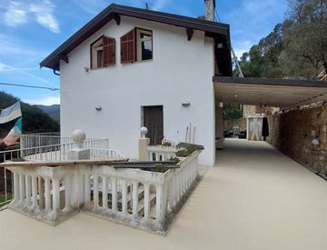 Foto 1 di 38 - Casa indipendente in Vendita in Via corsi a Dolceacqua