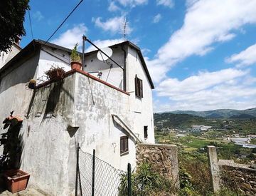 Foto 1 di 44 - Casa indipendente in Vendita in zona Torrazza a Imperia
