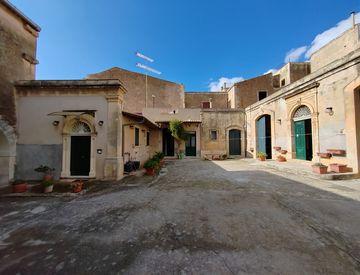 Foto 1 di 51 - Casa indipendente in Vendita in Piazza Teatro 24 a Avola