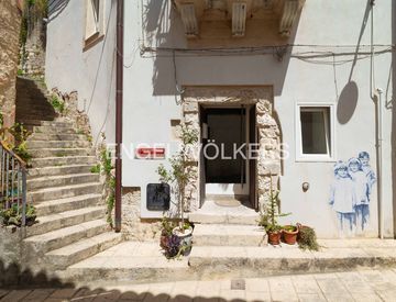 Foto 1 di 26 - Casa indipendente in Vendita in Via Torrenuova 93 a Ragusa