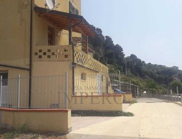 Foto 1 di 18 - Casa bifamiliare, trifamiliare in Vendita in Via alle Ville 52 a Ventimiglia