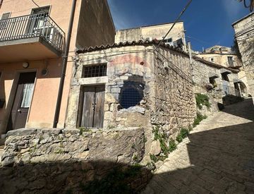 Foto 1 di 27 - Casa indipendente in Vendita in Via Sbalzo 127 a Modica
