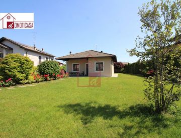Foto 1 di 25 - Villa in Vendita in Via Roma 10 a Caresanablot