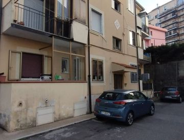 Foto 1 di 10 - Trilocale in Vendita in Via Andrea Fabiani a Catanzaro
