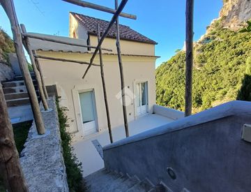 Facciata - Trilocale in Vendita in Via Sopramare 33 a Amalfi