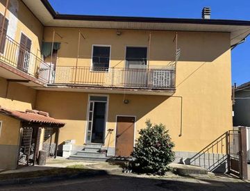 Foto 1 di 3 - Casa indipendente in Vendita in Piazza Libertà 15 a Rovasenda