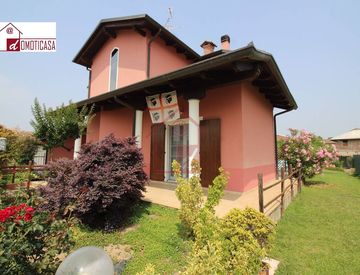 Foto 1 di 29 - Villa in Vendita in Via Colombè 10 a Albano Vercellese