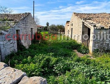 Foto 1 di 27 - Casa indipendente in Vendita in Via Zappulla-Santa Maria 10 a Modica