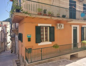 Foto 1 di 10 - Casa indipendente in Vendita in Via San Vincenzo a Modica