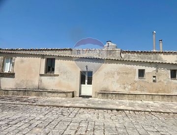 Foto 1 di 27 - Casa bifamiliare, trifamiliare in Vendita in Via dell'Euro a Ragusa