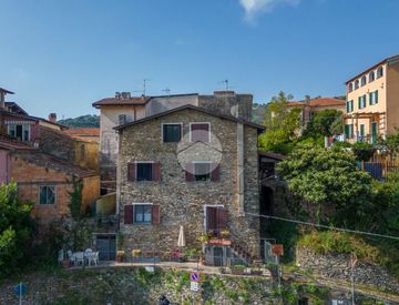 Foto 1 di 23 - Casa bifamiliare, trifamiliare in Vendita in Via Ruffini 58 a Dolcedo
