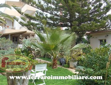 Giardino - Casa bifamiliare, trifamiliare in Vendita in Via Tolstoj 50 a Scicli