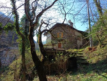 Giardino - Casa indipendente in Vendita in Strada provinciale 9 490 a Varallo