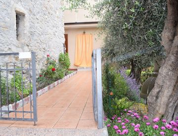 Giardino - Bilocale in Vendita in Via Castellaro a Pompeiana