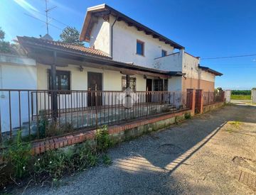 Foto 1 di 15 - Casa indipendente in Vendita in Via Nova 50 a Bianzè
