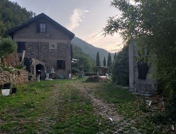 Foto 1 di 29 - Casa indipendente in Vendita in Via Martiri delle Cordale a Castel Vittorio