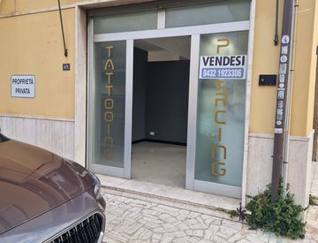 Sala - Locale commerciale in Vendita in Via dei Lecci 69 a Viareggio