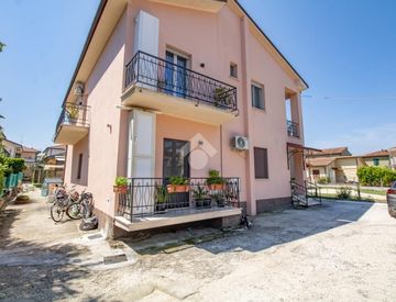 Facciata - Quadrilocale in Vendita in Via Martiri delle Fosse Reatine 197 a Rieti