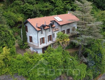 Foto 1 di 31 - Villa in Vendita in Via Fratelli Varalli a Varallo