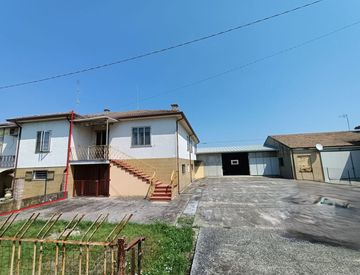 Facciata - Casa bifamiliare, trifamiliare in Vendita in Viale della Rinascita 1 a Codigoro