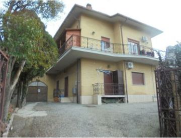 Facciata - Quadrilocale in Vendita in Via lago del turano 116 a Fonte Nuova