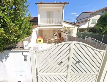 Foto 1 di 36 - Villa in Vendita in Via A. Ponchielli 38 a Forte dei Marmi