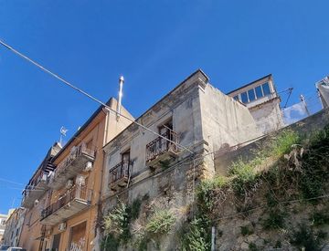 Foto 1 di 4 - Casa indipendente in Vendita in Via Francesco Fiorentino 15 a Catanzaro