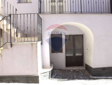 Foto 1 di 31 - Casa indipendente in Vendita in Via Acquasanta 47 a Monterosso Almo