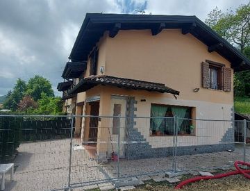 Foto 1 di 49 - Casa indipendente in Vendita in Via Giardini Nord a Serramazzoni