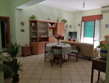 Soggiorno - Trilocale in Vendita in Viale Cassiodoro 57 a Davoli