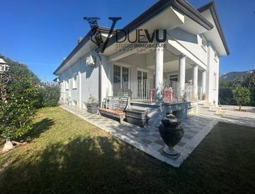 Facciata - Casa bifamiliare, trifamiliare in Vendita in Via Francesconi a Pietrasanta